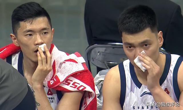 开云体育-复刻CBA名画！陈林坚和陈培东同时拿纸巾擦血引关注